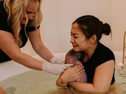 Nitika Willy Lahiran Lewat Persalinan Water Birth, Apa Maksudnya?