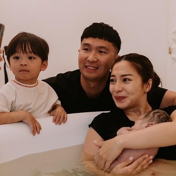 Nikita Willy Lahirkan Anak Kedua dengan Metode Water Birth, Ternyata Ini Manfaatnya...