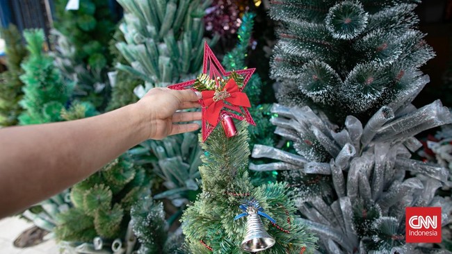FOTO: Melihat Penjualan Pernak-pernik Natal di Tambora