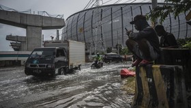 FOTO: Momen Jalanan Depan JIS Terendam Banjir Rob