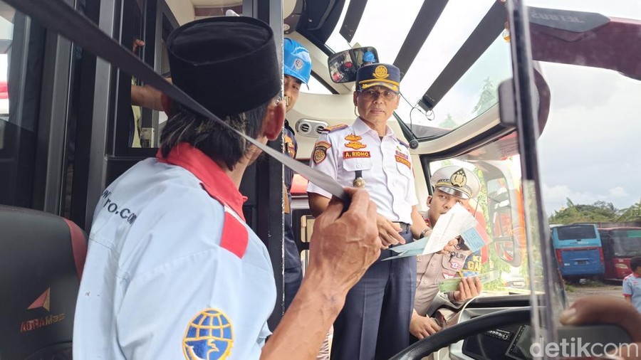 Petugas Dishub Bogor melakukan uji kelaikan kendaraan untuk Natal dan Tahun Baru. Petugas Dishub Bogor melakukan uji kelaikan kendaraan untuk Natal dan Tahun Baru.