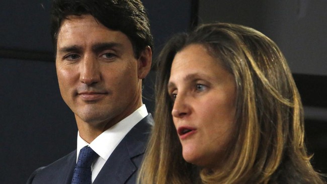 Wakil PM sekaligus Menkeu Kanada Chrystia Freeland mundur usai berselisih dengan PM Justin Trudeau soal rencana kebijakan baru AS di bawah Donald Trump.