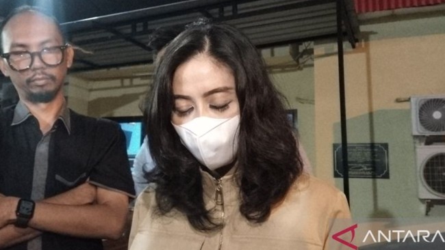 Lady dan ibunya Sri Meilina diperiksa sebagai saksi kasus penganiayaan mahasiswa koas Muhammad Luthfi Hadhyan yang terjadi di sebuah kafe, di Palembang.