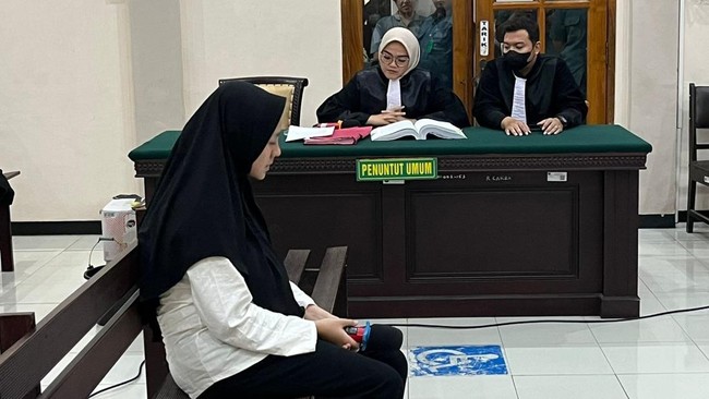 Polwan Briptu Fadhilatun Nikmah alias Dila (28) pembakar suaminya, Briptu Rian Dwi (27) hingga tewas, divonis empat tahun penjara.