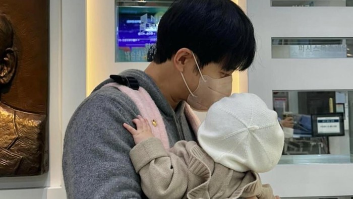 Momen Aktor Korea Lee Seung Gi Publikasikan Sang Buah Hati untuk Pertama Kali, Ini Potretnya!