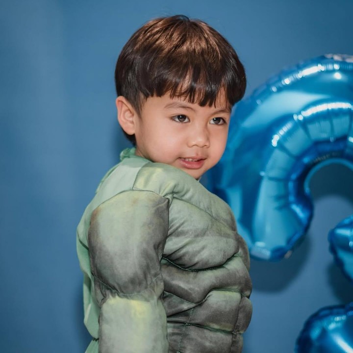 <p>"SURPRIZE ZYZY PART 2!! Benar-benar heboh banget karena pada pakai kostum Avengers!!! Saking pengen buat Zyzy senang. Gimana bang, senang kan??" ungkap Kesha seraya menyisipkan emotikon hati. (Foto: Instagram: @kesharatuliu05)</p>