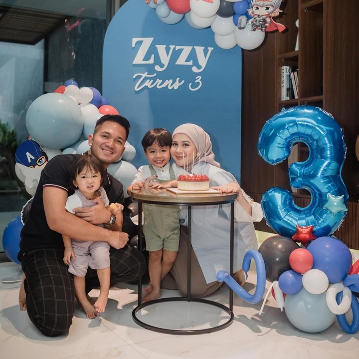 <p>Putra Kesha Ratuliu dan Adhi Permana, Qwenzy Kalandra Putra Permana baru saja merayakan ulang tahunnya yang ketiga, Bunda. Dalam rangka merayakan momen ini, Kesha dan sang suami pun membuatkan pesta ulang tahun sederhana. (Foto: Instagram: @kesharatuliu05)</p>