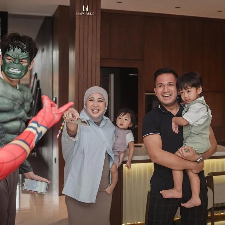 <p>Di tengah-tengah acara, Qwenzy dikejutkan dengan kehadiran superhero nih, Bunda. Ternyata, orang-orang yang ada di balik kostum pahlawan itu adalah keluarganya sendiri. (Foto: Instagram: @kesharatuliu05)</p>