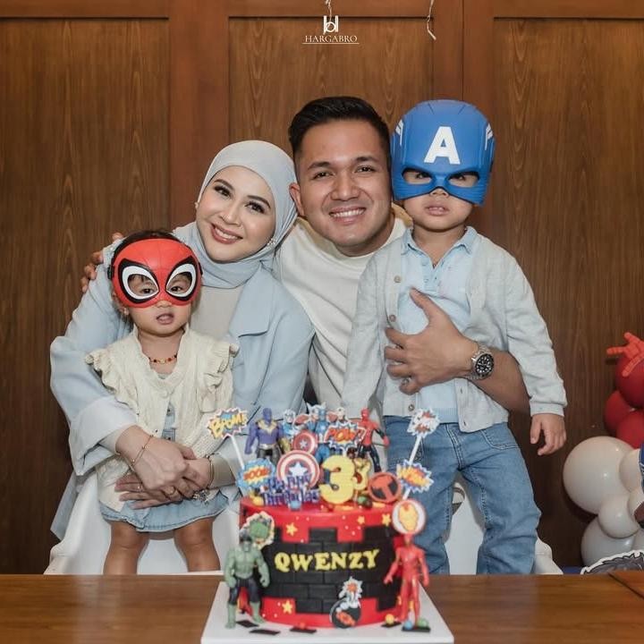 <p>Pesta yang diadakan di rumah Mona Ratuliu dan Indra Brasco ini berlangsung sangat meriah dengan tema <em>superhero</em>. Qwenzy dan keluarganya kompak mengenakan pakaian serba putih dan biru muda. (Foto: Instagram: @kesharatuliu05)</p>