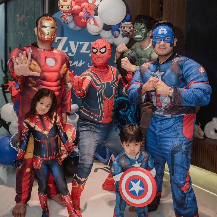 <p>Bocah yang akrab disapa Zyzy ini juga turut mencoba kostum <em>superhero</em> idamannya, lho. Tidak hanya Captain America, Zyzy juga sempat menjadi Hulk. Keren banget, ya! (Foto: Instagram: @kesharatuliu05)</p>