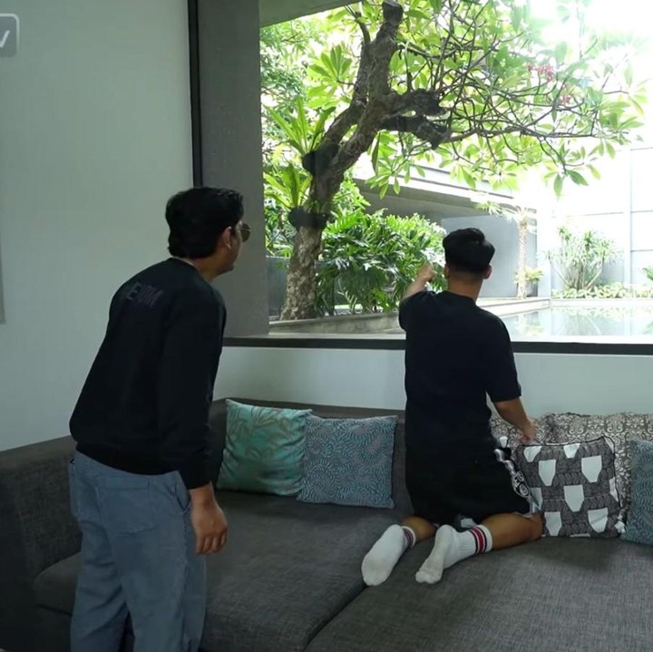 <p>Total luas rumah yang hampir 1 hektar itu merupakan luas secara keseluruhan antara rumah lama Boy yang digabungkan dengan rumah barunya. (Foto: YouTube TAULANY TV)</p>