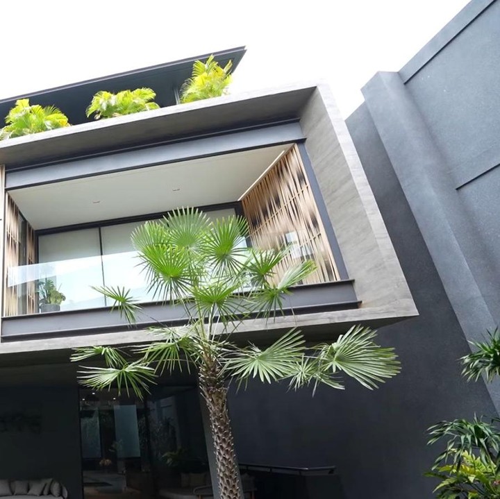 <p>Usut punya usut, rumah baru ini ternyata sebelumnya milik mendiang sang adik, Roy Hartanto, yang meninggal pada 2019 lalu akibat kecelakaan. Boy mengatakan rumah tersebut penuh dengan kenangan. (Foto: YouTube TAULANY TV)</p>