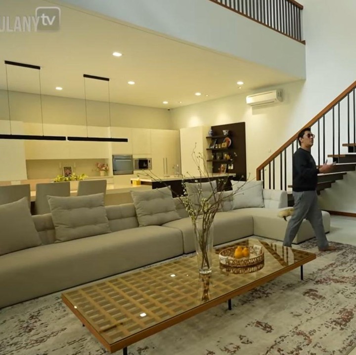 <p>Boy William baru saja menyelesaikan pembangunan rumah barunya yang memiliki luas hampir 1 hektare. Hal tersebut disampaikan langsung oleh Boy dalam <em>vlog</em> terbaru Andre Taulany yang diunggah di kanal YouTube-nya. (Foto: YouTube TAULANY TV)</p>