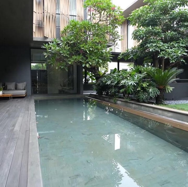 <p>Rumah bergaya modern tropis ini juga dilengkapi dengan fasilitas kolam renang. Boy mengatakan ini menambahkan kesejukan di rumahnya. “Rumah harus ada kolam renang, kalau enggak, enggak adem. Sumpek gitu,” tuturnya. (Foto: YouTube TAULANY TV)</p>