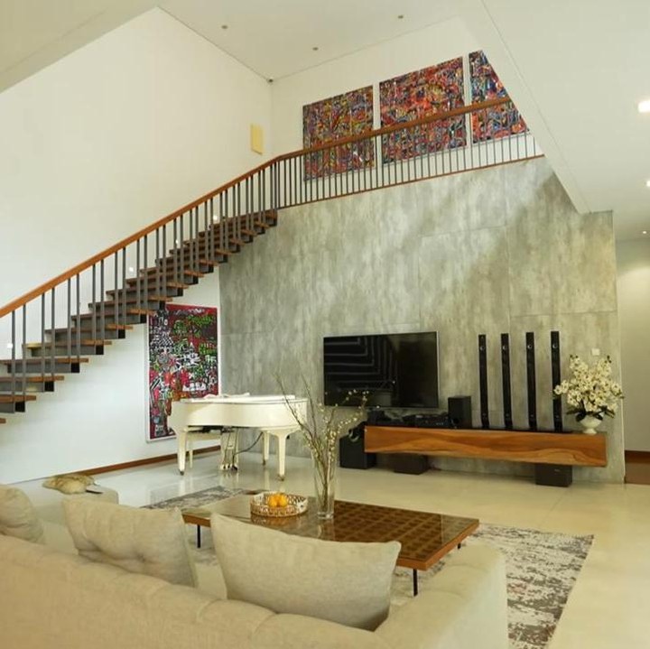 <p>Boy mengatakan rumah lama dan barunya ini memiliki luas yang sama, yakni sekitar 450 meter persegi. “Tanah rumah pertama sekitar 450 meter persegi dan rumah kedua 450 meter persegi. Jadi, total luas rumah secara keseluruhan 900,” ungkap Boy, dikutip dari kanal <em>YouTube TAULANY TV</em>. (Foto: YouTube TAULANY TV)</p>