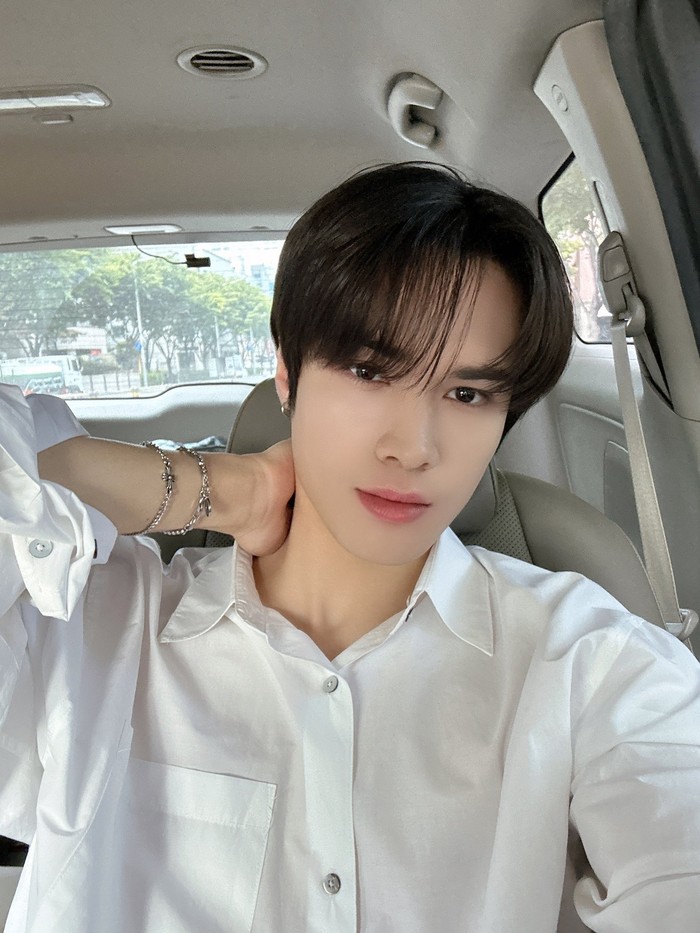 Selain debut sebagai penyanyi solo, Jay Chang juga berkarier bersama ONE PACT. Debut di bawah naungan ARMADA ENT, boy group beranggotakan lima orang itu resmi merilis album mini pertama, ‘Moment’, pada 30 November 2023./ Foto: x.com/jchang63