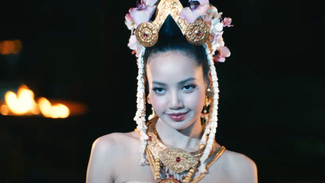 Teaser perdana The White Lotus 3 menampilkan Lalisa Manobal atau Lisa BLACKPINK dalam balutan dan menari tradisional Thailand.