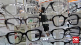 FOTO: Serunya Berburu Kacamata Murah nan Kece di Pasar Senen