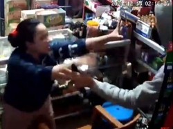 Wanita di Makassar Gagalkan Pria Coba Rampok Toko Kelontong Pakai Samurai