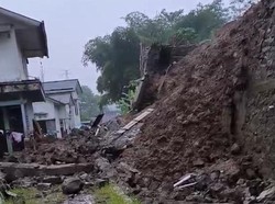 Talut Setinggi 7 Meter Longsor Timpa Rumah Warga di Wonosobo