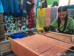Dari Pelatihan ke Pasar Luar Negeri, Ini Cerita Asti dan Kain Tenun Manggarai