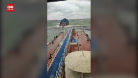 VIDEO: Detik-detik Kapal Rusia Tenggelam dan Tumpahkan Minyak