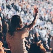 10 Cara Asyik Menikmati Konser bagi Introvert yang Cenderung Pendiam