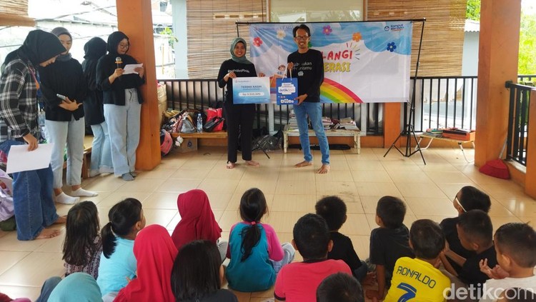Berbuatbaik.id didukung CT Arsa Foundation menggelar kegiatan edukasi 'Pelangi Literasi' di taman baca Kampung Buku, Cibubur, Jakarta Timur.