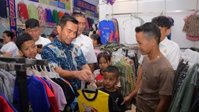Kado Spesial Nataru, Bupati Labura Ajak Anak Yatim Belanja Baju Baru
