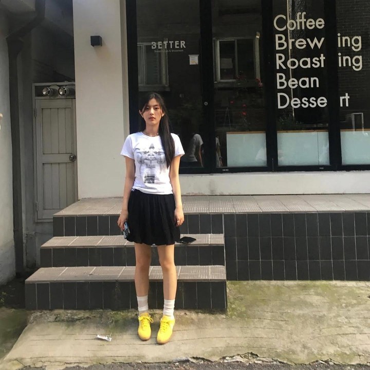 <p>Dalam potret berikut, pemeran Ju Hyun Ju dalam drakor <em>Light Shop</em> ini memakai kaus putih lengan pendek yang dipadukan dengan <em>mini skirt</em>. Untuk mempercantik outfit kasualnya, ia memilih sepatu berwarna kuning yang kontras. (Foto: Instagram @su1023_)</p>