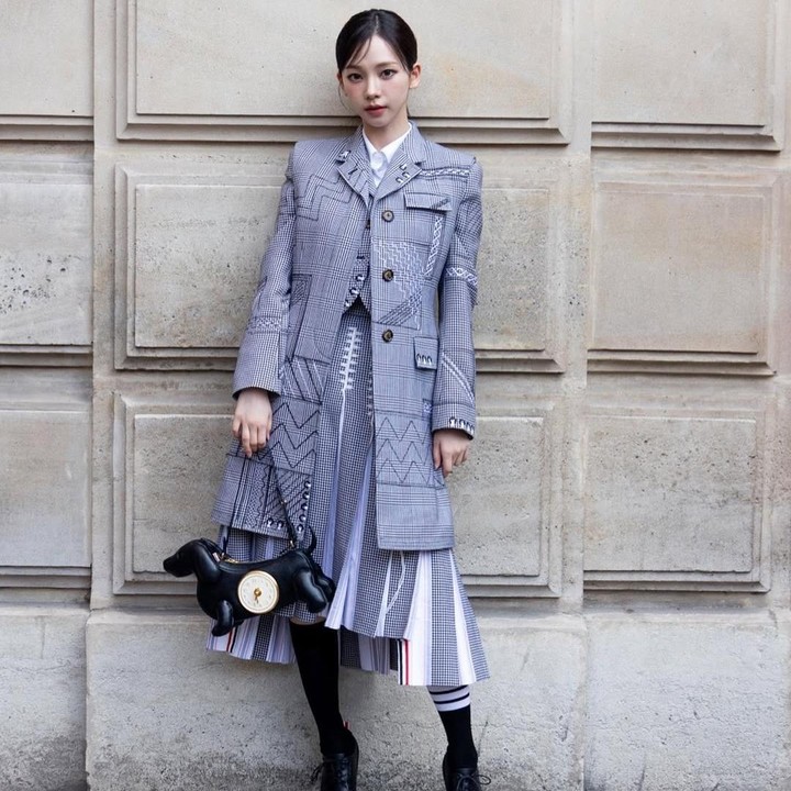 <p>Pada potret ini, Karina mengenakan rok bermotif senada dengan blazer panjangnya. OOTD-nya disempurnakan dengan tas dan sepatu boots berwarna hitam. Penampilan ini membuat Karina terlihat <em>classy</em> dan elegan, ya, Bunda. (Foto: Instagram @katarinabluu)</p>