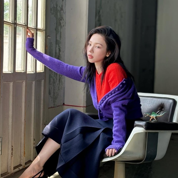 <p>Karina menciptakan <em>outfit</em> kasual yang <em>eye-catching</em> dengan cara mengombinasikan rok span, kaus, dan kardingan. Selain itu, perpaduan tiga tone pada <em>outfit</em>-nya memberi kesan <em>playfull</em> dan <em>fresh</em> pada idol berusia 24 tahun ini. (Foto: Instagram @katarinabluu)</p>