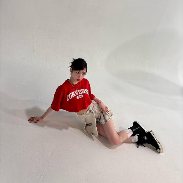 <p>Memadukan kaus dan rok menjadi <em>outfit</em> simpel yang mudah untuk ditiru, Bunda. Pada potret ini, Karina tampil memesona dengan kaus merah dan rok cream, penampilannya kian dipercantik dengan sepatu hitam yang ia gunakan. (Foto: Instagram @katarinabluu)</p>