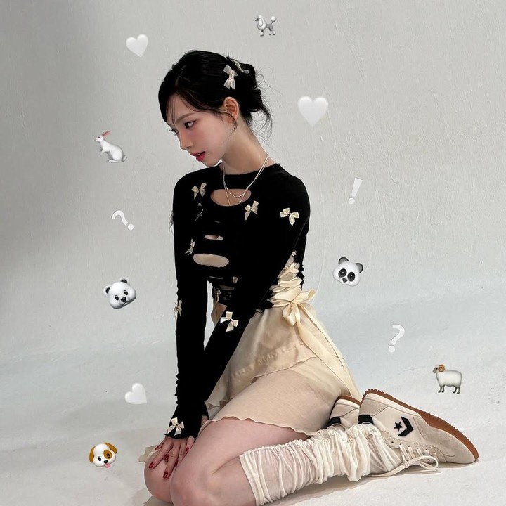 <p>Kaus hitam dan rok cream ini sukses memancarkan aura cantik dan sisi feminin Karina. Ia juga membuat OOTD-nya kian <em>matching</em> dengan menggunakan sepatu dan pita yang senada dengan warna roknya. Ia tampak menawan, ya, Bunda. (Foto: Instagram @katarinabluu)</p>