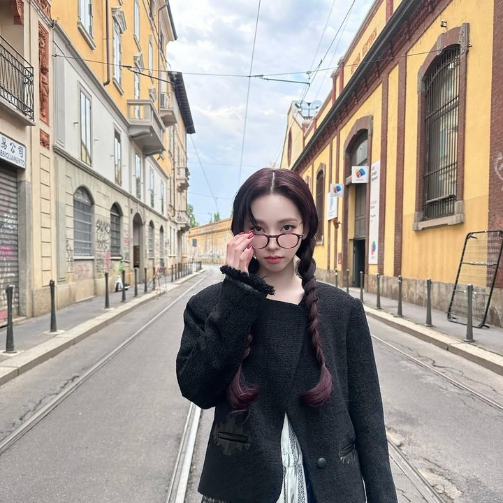 <p>Rok A-line cocok digunakan untuk menyamarkan paha dan pinggul besar, serta membuat penggunanya bebas beraktivitas, Bunda. Karina memadukan rok A-line bermotif dengan blouse hitam polos yang membuatnya tampak stylish. (Foto: Instagram @katarinabluu)</p>