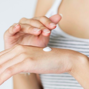 Skip Pakai Sunscreen Meski Cuma di Rumah Aja? Masalah Kulit Ini Menanti