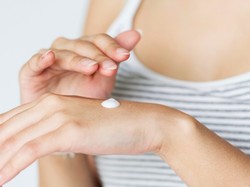 Cuaca Mendung, Perlu Nggak Sih Pakai Sunscreen?