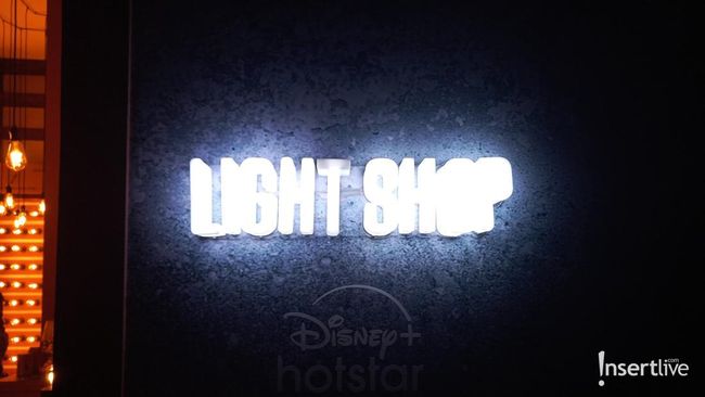 Mengunjungi Instalasi Drama Light Shop yang Misterius dan Penuh Cerita