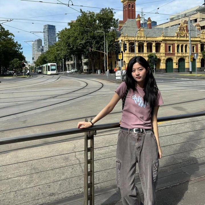 <p>Kaus menjadi jenis pakaian yang simpel untuk digunakan. Perpaduan kaus dan celana panjang seperti yang dikenakan Shin Eun Soo mudah diterapkan, Bunda. Tambahan berupa ikat pinggang juga dapat membuat penampilan jadi lebih rapih. (Foto: Instagram @su1023_)</p>