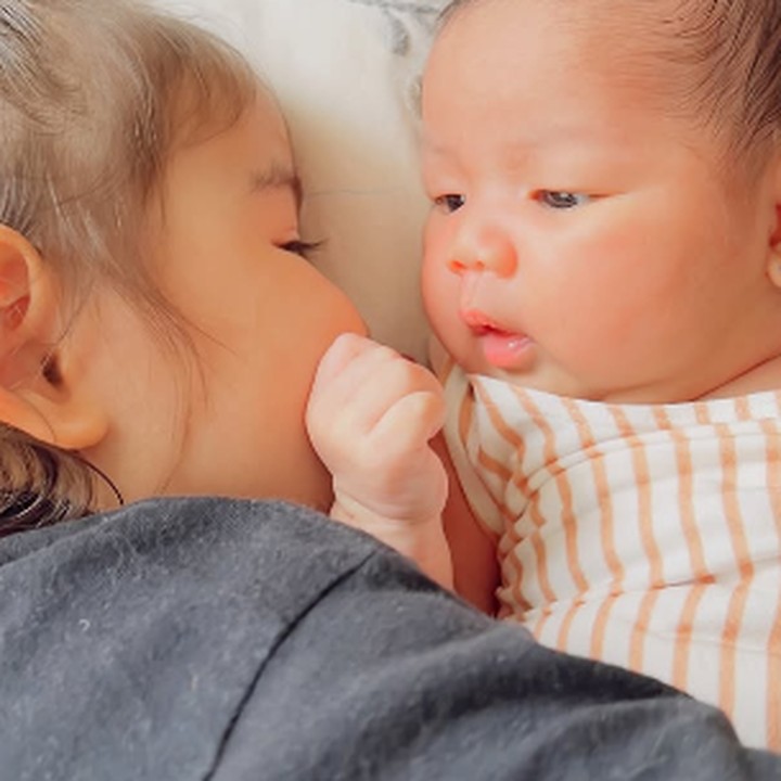 <p>Potret gemas Darah pun mendapatkan pujian dari banyak netizen. Mereka menyebut Darah semakin cantik bak sang Bunda. "Anaknya cantik banget seperti Mama Papanya," kata seorang netizen. "<em>Oh my God</em> ponakan <em>online</em> gemas sekali," tutur netizen lainnya. (Foto: Instagram: @cindymariatahitoe)</p>