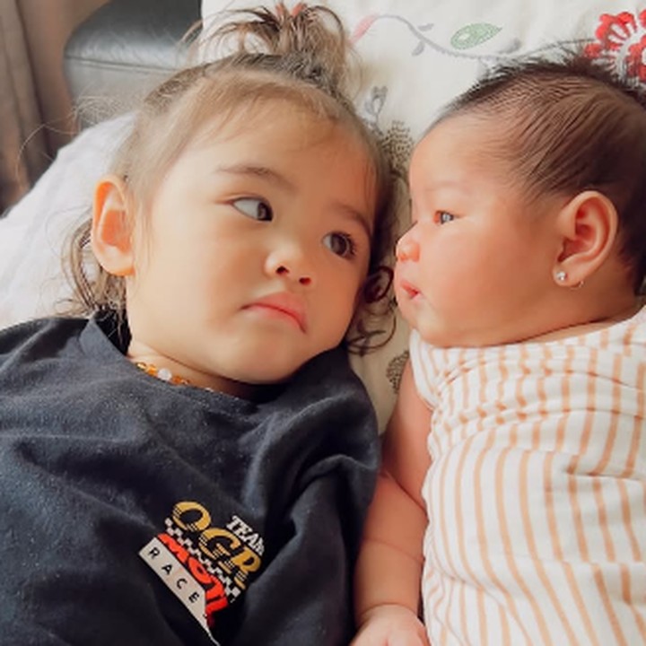 <p>Sejak lahir, Darah sudah menarik perhatian netizen. Bukan hanya namanya yang unik, hal ini juga karena kedekatannya dengan sang kakak, Dunia Tahitoe. (Foto: Instagram: @cindymariatahitoe)</p>