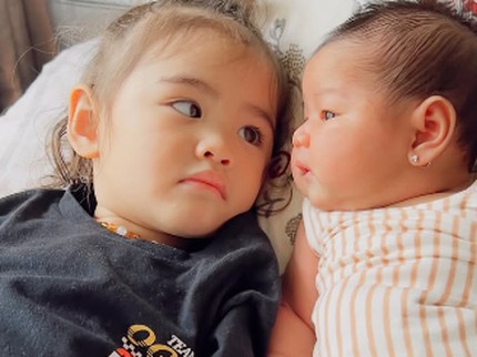 5 Potret Dua Putri Marcello Tahitoe, Celotehan Si Sulung Dunia Bikin Netizen Gemas