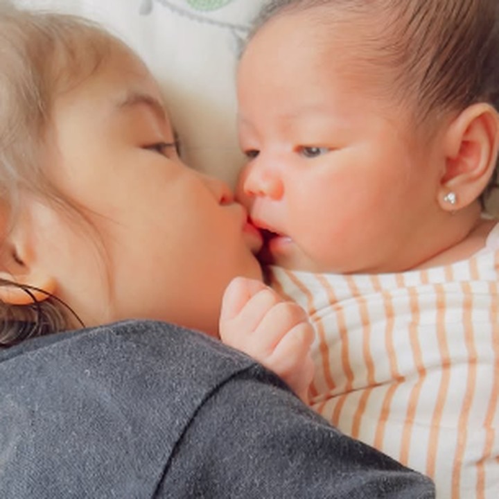 <p>Pada salah satu unggahan, terlihat Darah bermain dengan sang kakak. Dunia pun memeluk adiknya dengan penuh sayang. (Foto: Instagram: @cindymariatahitoe)</p>