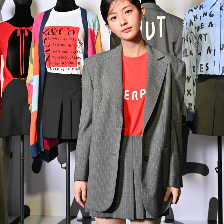 <p>Kombinasi kaus dengan blazer dapat menjadi inspirasi outfit semi formal, Bunda. Aktris berusia 22 tahun ini memainkan perpaduan warna merah dan abu-abu dalam <em>outfit</em>-nya. Ini memberikan sentuhan anggun dan kasual dalam satu waktu. (Foto: Instagram @su1023_)</p>