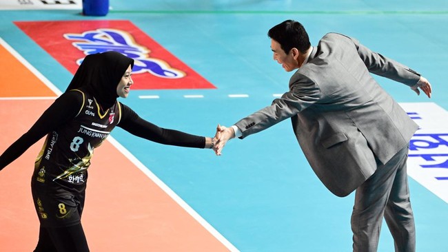 Pelatih Red Sparks Ko Hee Jin memberikan pujian tinggi kepada Megawati Hangestri Pertiwi setelah menang 3-2 atas Hillstate di Gimnasium Suwon, Rabu (22/1).