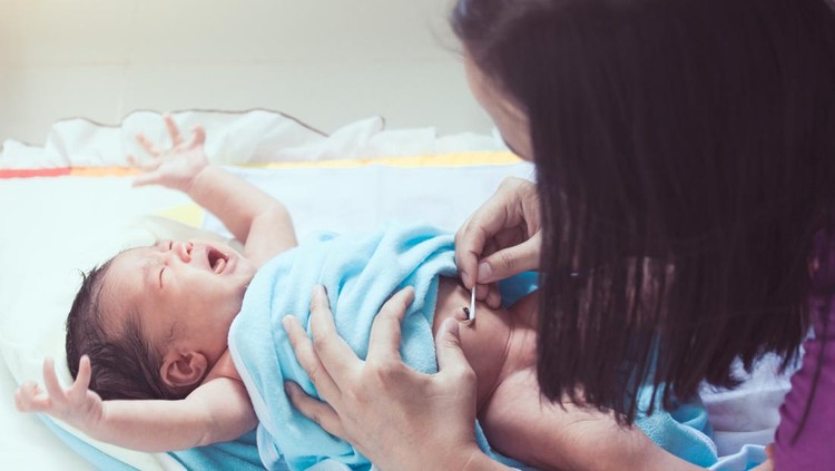 Memandikan bayi yang belum puput pusar
