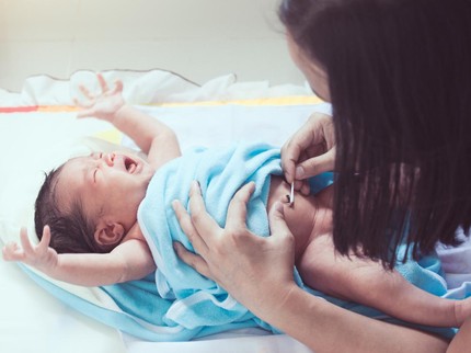7 Cara Memandikan Bayi Baru Lahir yang Belum Puput Pusar