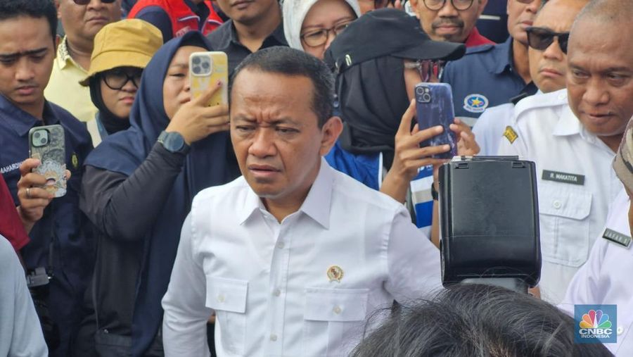 Menteri ESDM, Bahlil Lahadalia nampak mengendarai sebuah motor roda tiga pengangkutan BBM untuk Nelayan di Stastiun Pengisian Bahan Bakar Umum Nelayan (SPBUN) 88.791.01, Tantui Kota Ambon, Rabu (18/12/2024). (CNBC Indonesia/Verda Nano Setiawan)