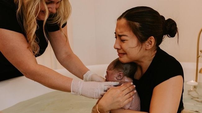 Nikita Willy Melahirkan dengan Proses "Water Birth" yang Tak Dianjurkan di Indonesia, Apa Risikonya?