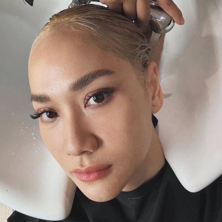 <p>Penyanyi cantik Bunga Citra Lestari dikenal memiliki gaya tampilan yang feminin dengan rambut panjang, Bunda. Namun, baru-baru ini ia mencoba mengubah penampilannya dengan rambut yang lebih pendek. (Foto: Instagram: @itsmebcl)</p>